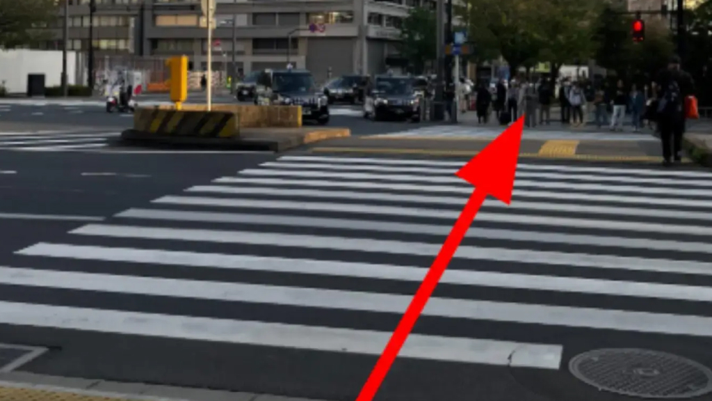 そのまま直進方向に信号を渡ります。