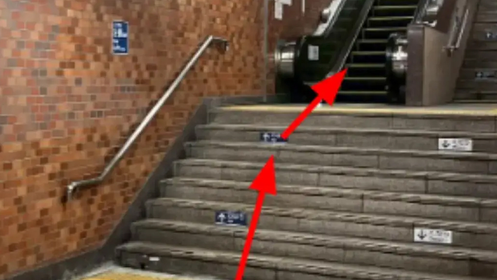 地上へ続くエスカレーター