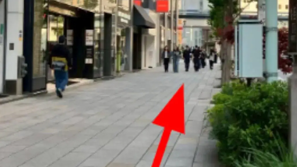 そのまま真っすぐ進みます