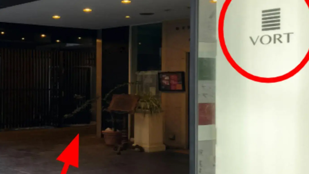右手にイタリアンレストランがある、「VORT」というビル