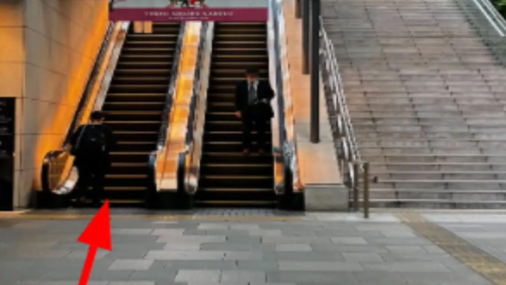 左にあるエスカレーターを上がります