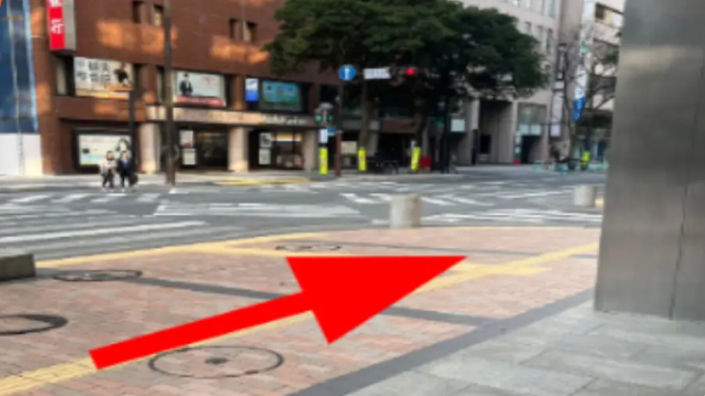 出て右に直進します