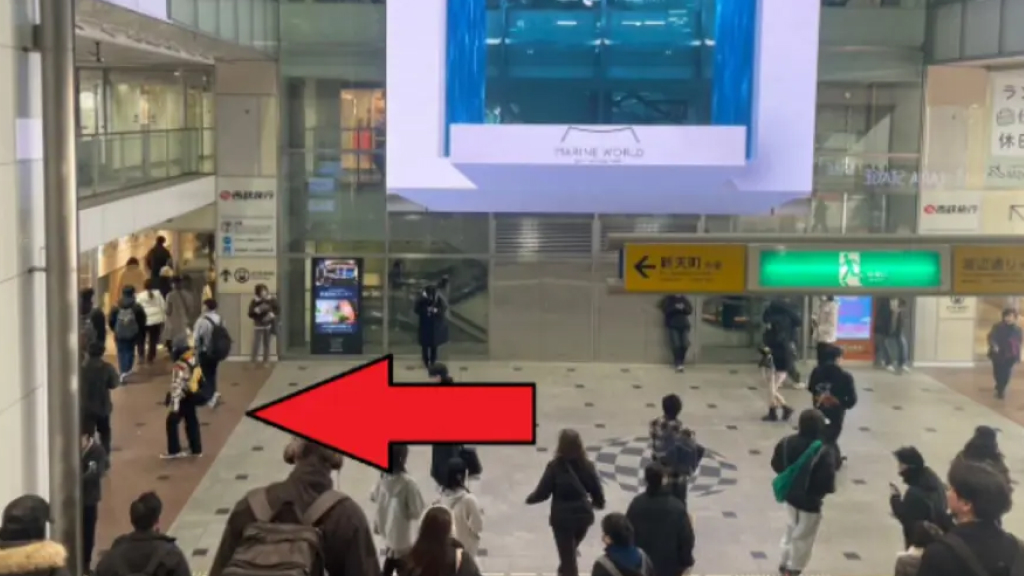 階段を下り終えたら、左に曲がります