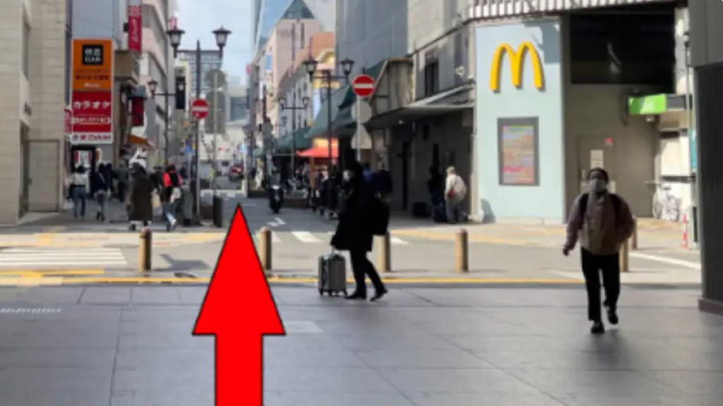 右手にマクドナルド